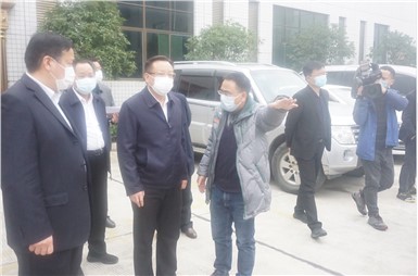 懷化市市長雷紹業(yè)一行蒞臨我司指導醫(yī)用防護服、醫(yī)用口罩生產(chǎn)情況